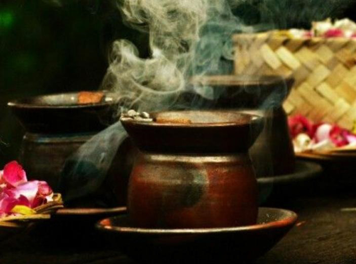 Kidung dan kemenyan adalah warisan kultural sekaligus instrumen spiritual