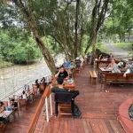 Makan di tepi sungai yang estetik adalah pengalaman yang menyenangkan dan menenangkan