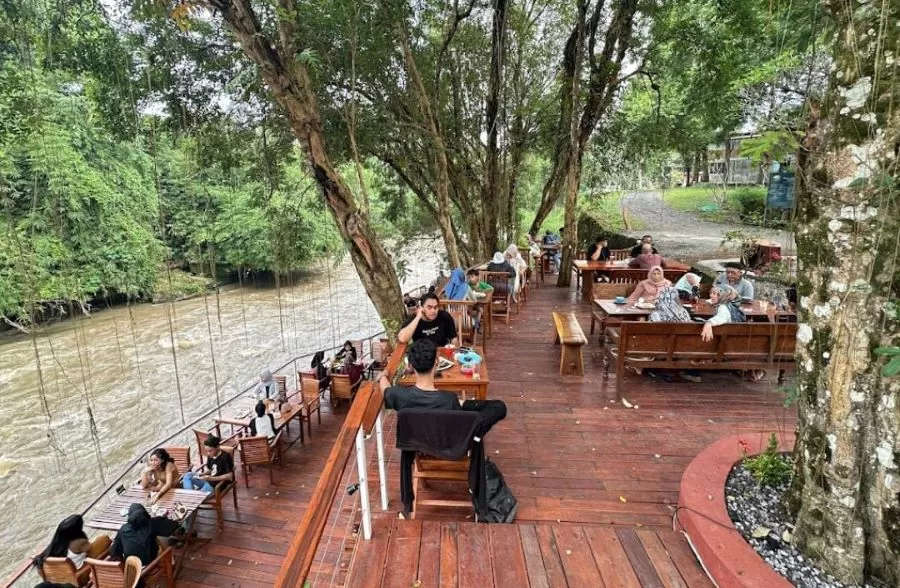 Makan di tepi sungai yang estetik adalah pengalaman yang menyenangkan dan menenangkan