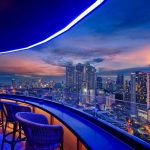 kuliner di atas gedung dengan pemandangan