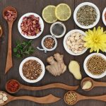 Terapi herbal tradisional membuktikan dirinya sebagai salah satu bentuk pengobatan yang bertahan di tengah kemajuan zaman