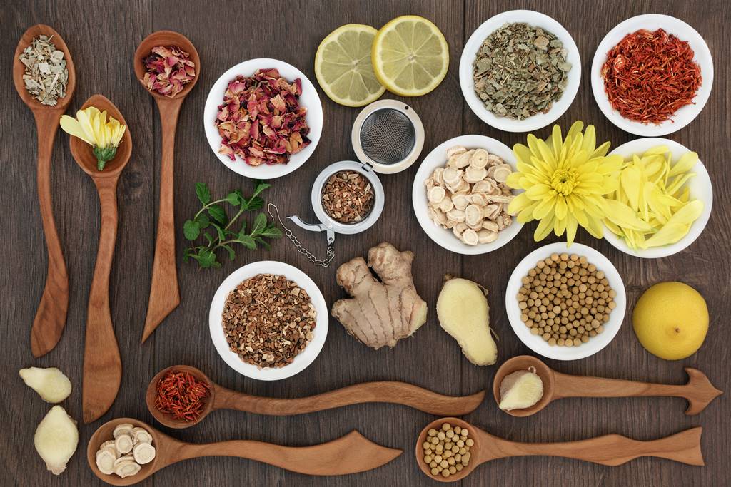 Terapi herbal tradisional membuktikan dirinya sebagai salah satu bentuk pengobatan yang bertahan di tengah kemajuan zaman