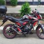 Anda tidak hanya mendapatkan tampilan motor yang keren, tapi juga performa ergonomis yang mendukung touring panjang tanpa rasa pegal.