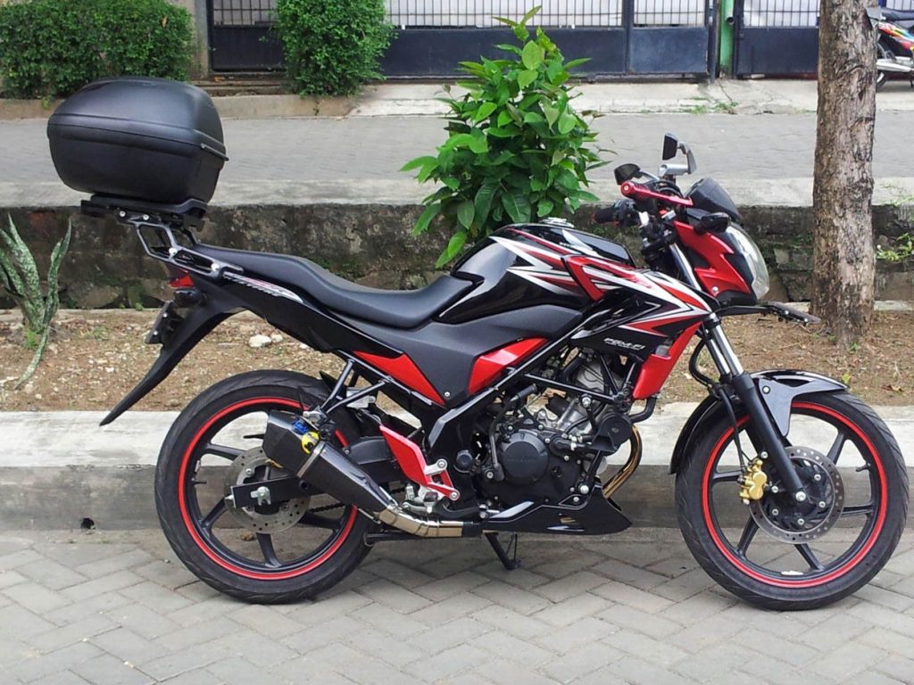 Anda tidak hanya mendapatkan tampilan motor yang keren, tapi juga performa ergonomis yang mendukung touring panjang tanpa rasa pegal.