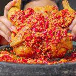 Banyak mengonsumsi makanan pedas dapat menimbulkan gangguan pencernaan, terutama pada individu dengan kondisi lambung yang sensitif.