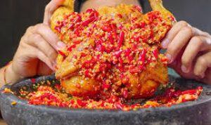 Banyak mengonsumsi makanan pedas dapat menimbulkan gangguan pencernaan, terutama pada individu dengan kondisi lambung yang sensitif.