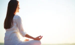 Dengan mindfulness, kita bisa menghadapi tekanan tersebut dengan kepala dingin, hati lapang, dan pikiran yang lebih jernih.
