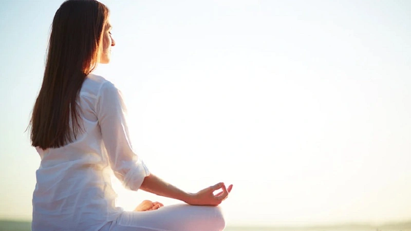 Dengan mindfulness, kita bisa menghadapi tekanan tersebut dengan kepala dingin, hati lapang, dan pikiran yang lebih jernih.