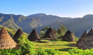 Di balik hiruk-pikuk kota dan tempat wisata mainstream, masih banyak permata tersembunyi yang menanti untuk ditemukan salah satunya adalah Desa Wae Rebo, Flores