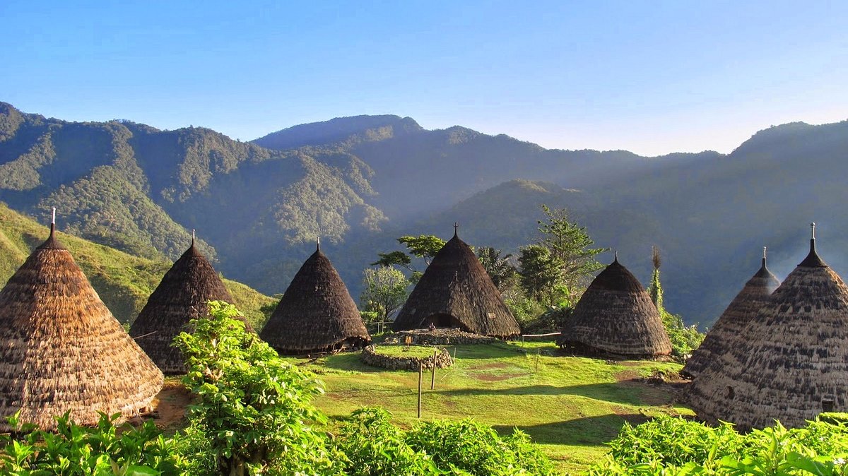 Di balik hiruk-pikuk kota dan tempat wisata mainstream, masih banyak permata tersembunyi yang menanti untuk ditemukan salah satunya adalah Desa Wae Rebo, Flores