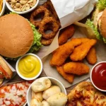 fast food tidak bisa sepenuhnya dihindari dalam kehidupan modern, namun konsumsi yang berlebihan jelas berisiko bagi kesehatan remaja.