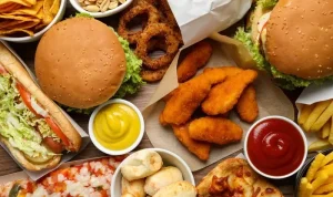 fast food tidak bisa sepenuhnya dihindari dalam kehidupan modern, namun konsumsi yang berlebihan jelas berisiko bagi kesehatan remaja.