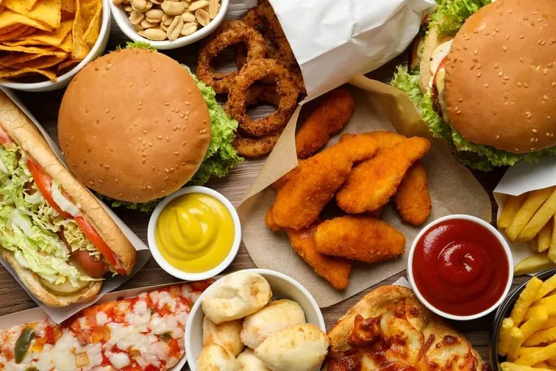 fast food tidak bisa sepenuhnya dihindari dalam kehidupan modern, namun konsumsi yang berlebihan jelas berisiko bagi kesehatan remaja.