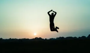 Ia adalah sesuatu yang tumbuh dari dalam, dari hal-hal yang kamu cintai, dan dari pilihan untuk tetap setia pada dirimu sendiri.