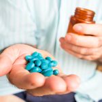 Konsumsi obat sembarangan tanpa resep dokter bukan hanya berisiko menimbulkan efek samping dan komplikasi, tetapi juga bisa memperburuk kondisi kesehatan secara keseluruhan.