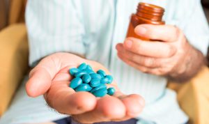 Konsumsi obat sembarangan tanpa resep dokter bukan hanya berisiko menimbulkan efek samping dan komplikasi, tetapi juga bisa memperburuk kondisi kesehatan secara keseluruhan.