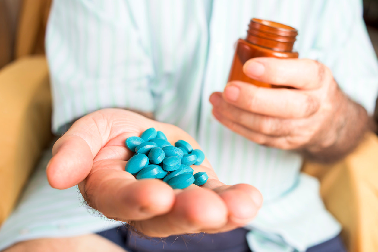 Konsumsi obat sembarangan tanpa resep dokter bukan hanya berisiko menimbulkan efek samping dan komplikasi, tetapi juga bisa memperburuk kondisi kesehatan secara keseluruhan.