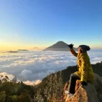 Melarikan diri ke alam bukan tentang kabur dari kenyataan, melainkan tentang menemukan kembali jati diri yang kadang hilang dalam hiruk-pikuk dunia modern
