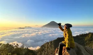 Melarikan diri ke alam bukan tentang kabur dari kenyataan, melainkan tentang menemukan kembali jati diri yang kadang hilang dalam hiruk-pikuk dunia modern