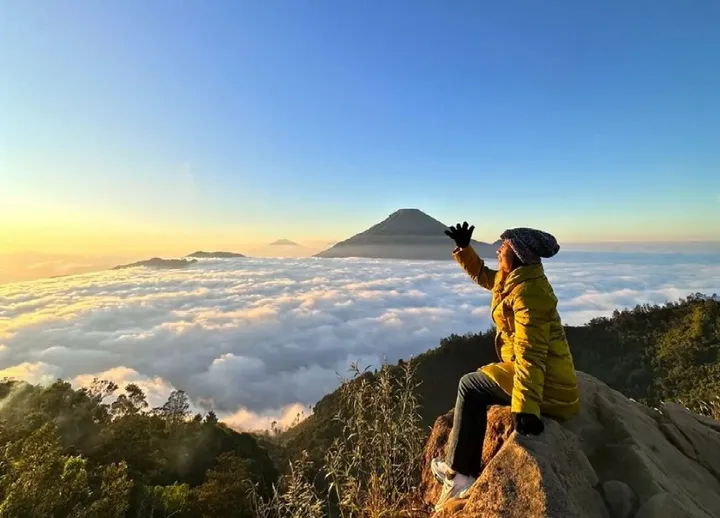 Melarikan diri ke alam bukan tentang kabur dari kenyataan, melainkan tentang menemukan kembali jati diri yang kadang hilang dalam hiruk-pikuk dunia modern