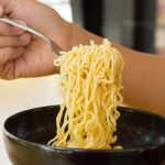 Meskipun mie instan menawarkan solusi cepat dan murah, pelajar perlu menyadari dampaknya terhadap keseimbangan nutrisi dan kesehatan jangka panjang.