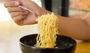 Meskipun mie instan menawarkan solusi cepat dan murah, pelajar perlu menyadari dampaknya terhadap keseimbangan nutrisi dan kesehatan jangka panjang.