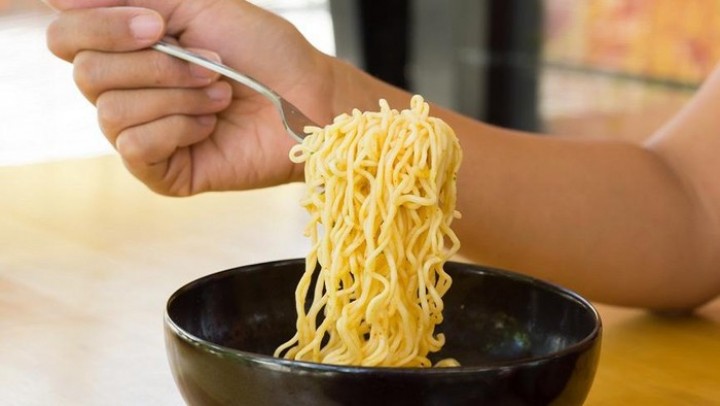 Meskipun mie instan menawarkan solusi cepat dan murah, pelajar perlu menyadari dampaknya terhadap keseimbangan nutrisi dan kesehatan jangka panjang.