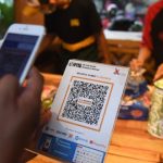 Penerapan QRIS telah membawa dampak signifikan terhadap percepatan transaksi di sektor UMKM, khususnya di kota besar.