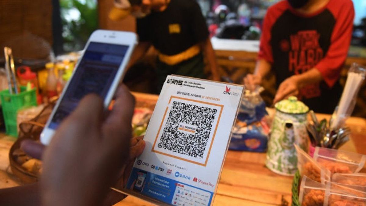 Penerapan QRIS telah membawa dampak signifikan terhadap percepatan transaksi di sektor UMKM, khususnya di kota besar.