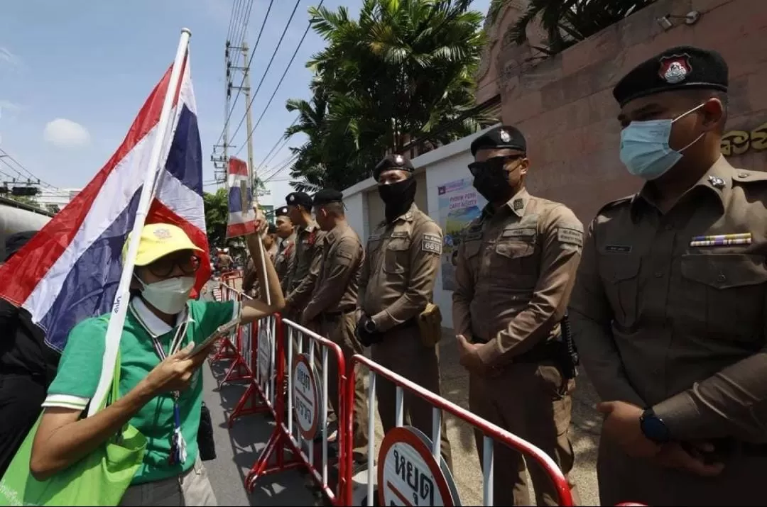 Travelling ke negara konflik memang bukan untuk semua orang. Dibutuhkan persiapan matang, informasi akurat, dan motivasi yang benar-benar kuat.
