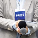 analisis framing media terhadap konstruksi realitas budaya menunjukkan bahwa media bukan sekadar perantara informasi, tetapi juga pembentuk identitas kolektif.