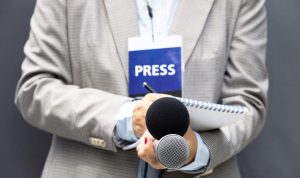 analisis framing media terhadap konstruksi realitas budaya menunjukkan bahwa media bukan sekadar perantara informasi, tetapi juga pembentuk identitas kolektif.