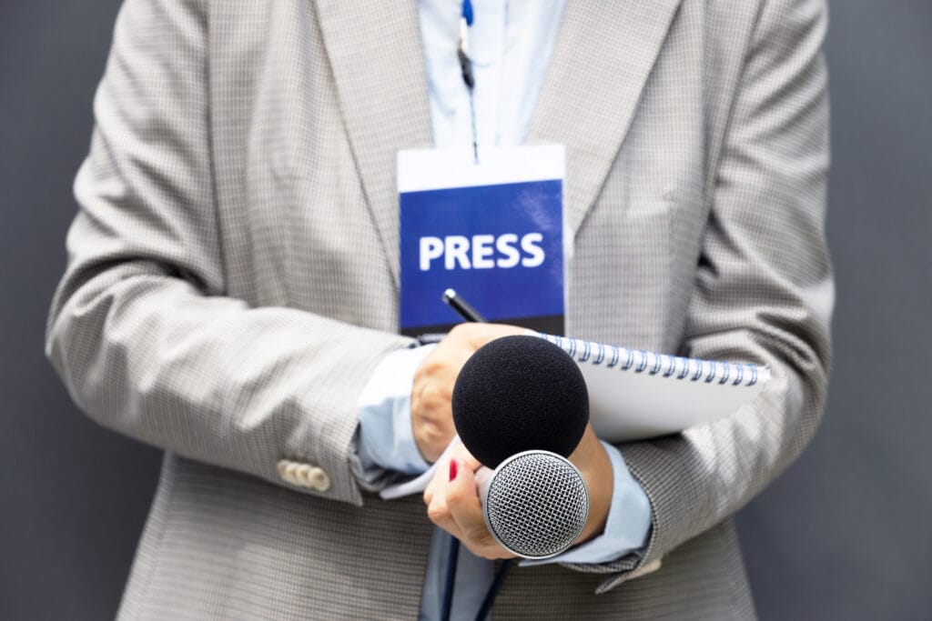analisis framing media terhadap konstruksi realitas budaya menunjukkan bahwa media bukan sekadar perantara informasi, tetapi juga pembentuk identitas kolektif.