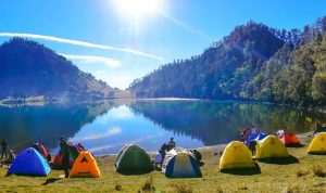 honeymoon bukan soal seberapa mahal tempat yang dikunjungi, melainkan bagaimana kamu dan pasangan bisa saling menikmati kebersamaan dalam suasana yang intim dan menyenangkan.