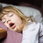 Anak tidur ngorok bukan hal yang bisa dianggap sepele. Dengan berbagai penyebab seperti pembesaran amandel, alergi, atau posisi tidur, Mums bisa lebih cepat mengambil langkah tepat untuk mengatasinya.
