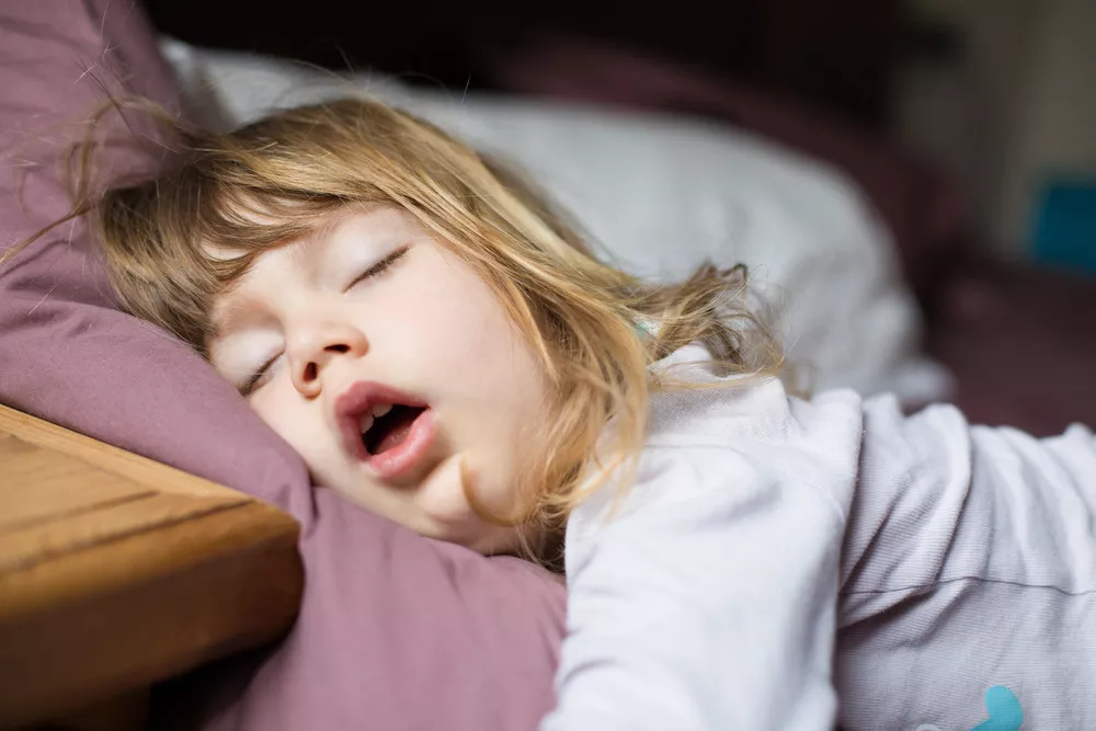 Anak tidur ngorok bukan hal yang bisa dianggap sepele. Dengan berbagai penyebab seperti pembesaran amandel, alergi, atau posisi tidur, Mums bisa lebih cepat mengambil langkah tepat untuk mengatasinya.