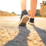 Berjalan satu kaki bukan hanya tentang fisik, melainkan tentang mentalitas dan hati. Setiap langkah adalah simbol ketabahan, kesabaran, dan rasa syukur.