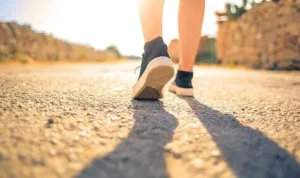 Berjalan satu kaki bukan hanya tentang fisik, melainkan tentang mentalitas dan hati. Setiap langkah adalah simbol ketabahan, kesabaran, dan rasa syukur.