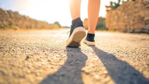 Berjalan satu kaki bukan hanya tentang fisik, melainkan tentang mentalitas dan hati. Setiap langkah adalah simbol ketabahan, kesabaran, dan rasa syukur.