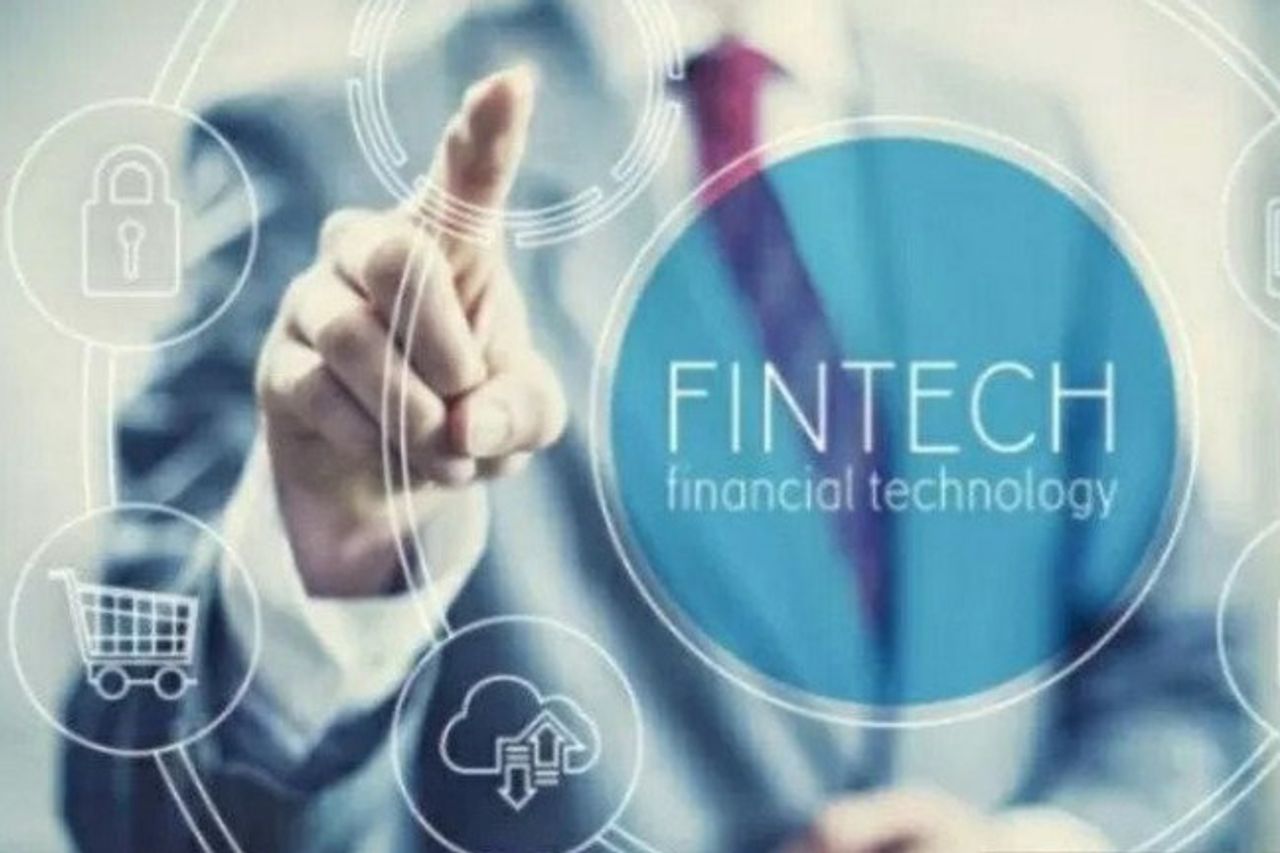 Fintech telah membuka pintu baru bagi UKM untuk mengakses pembiayaan, mengelola keuangan, dan memperluas pasar dengan cara yang lebih efisien.