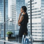 Pengaruh kepemimpinan perempuan dalam bisnis sangat signifikan, mulai dari menciptakan inovasi, membangun hubungan yang sehat, hingga mendorong keberlanjutan perusahaan.