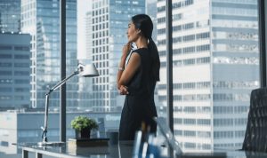Pengaruh kepemimpinan perempuan dalam bisnis sangat signifikan, mulai dari menciptakan inovasi, membangun hubungan yang sehat, hingga mendorong keberlanjutan perusahaan.