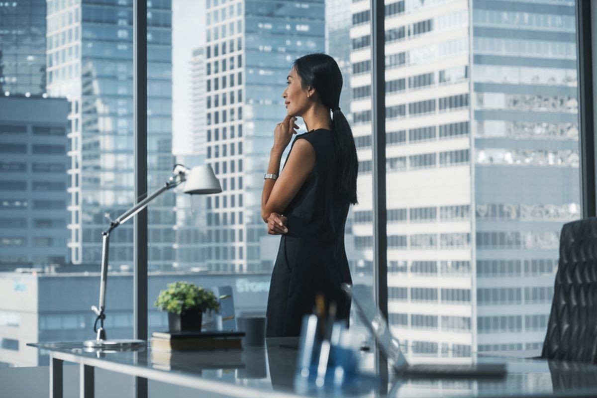 Pengaruh kepemimpinan perempuan dalam bisnis sangat signifikan, mulai dari menciptakan inovasi, membangun hubungan yang sehat, hingga mendorong keberlanjutan perusahaan.