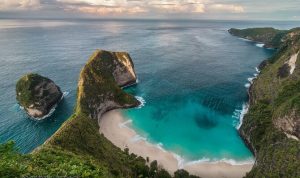 Stone Balancing di Nusa Penida adalah permata tersembunyi yang memadukan seni, alam, dan filosofi hidup.