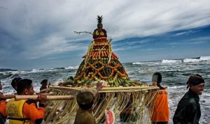 Tradisi Sedekah Laut di Pantai Selatan Jawa bukan hanya ritual adat yang sarat nilai spiritual, tetapi juga cerminan nyata semangat gotong royong masyarakat pesisir.