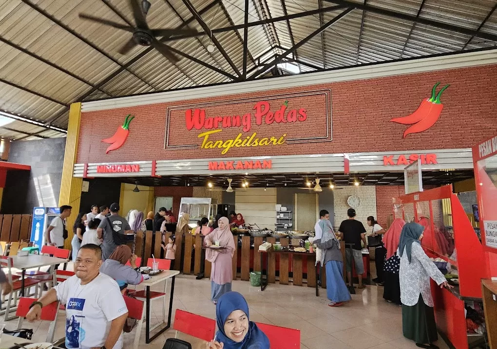 kuliner pedas di Malang bukan hanya soal rasa, melainkan juga soal petualangan. Setiap tempat memiliki karakteristik tersendiri dari suasana, nama menu, hingga sensasi rasa yang ditawarkan.