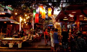 mencicipi street food di Thailand bukan hanya soal makanan. Melainkan juga tentang budaya, interaksi sosial, dan kenikmatan rasa yang sulit dilupakan.