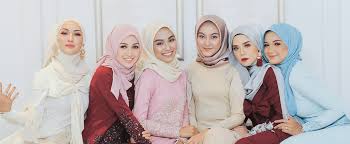 sejarah jilbab mencerminkan dinamika panjang antara budaya, agama, politik, dan identitas. Dari Yunani kuno hingga dunia modern, jilbab telah melalui berbagai transformasi makna.