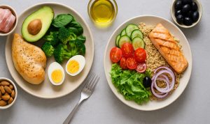 baik diet ketogenik maupun diet Mediterania memiliki keunggulan masing-masing. Diet keto unggul dalam penurunan berat badan cepat dan kontrol gula darah, sedangkan diet Mediterania unggul dalam kesehatan jantung, keseimbangan nutrisi, dan pencegahan penyakit kronis jangka panjang.