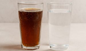 Konsumsi minuman manis secara berlebihan jelas berisiko meningkatkan kemungkinan terkena diabetes tipe 2. Sementara itu, air putih adalah pilihan sehat yang mendukung metabolisme dan menjaga keseimbangan gula darah.